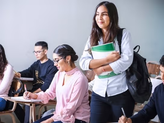 Studenti ispred univerziteta